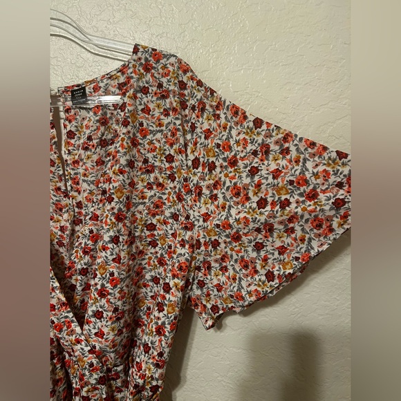 🐾SHEIN Curve Red and Gray Floral shorts romper size 4XL GUC - Picture 5 of 10